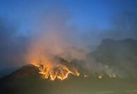 Amariana, la battaglia contro le fiamme riparte all’alba: ancora attivo il vasto incendio
