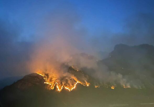 Amariana, la battaglia contro le fiamme riparte all’alba: ancora attivo il vasto incendio