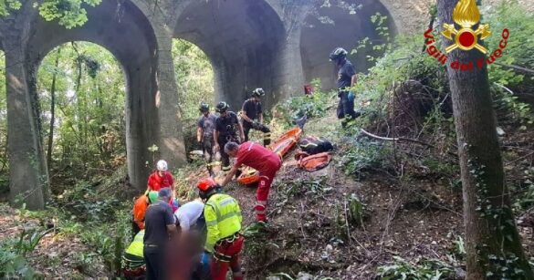 Motociclista finisce in un dirupo a Ragogna: recuperato dai Vigili del fuoco
