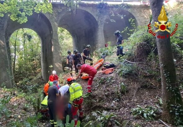 Motociclista finisce in un dirupo a Ragogna: recuperato dai Vigili del fuoco