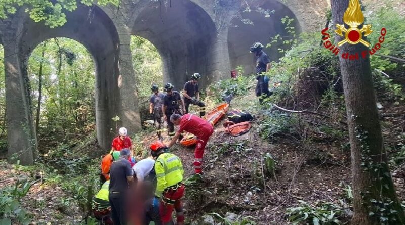 Motociclista finisce in un dirupo a Ragogna: recuperato dai Vigili del fuoco