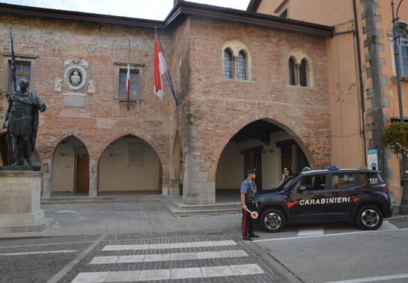 Finto carabiniere truffa un’anziana: 19enne arrestato a Nimis