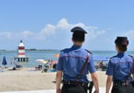 Controlli dei carabinieri tra Lignano e Latisana: denunce per alcol, coltello e droga