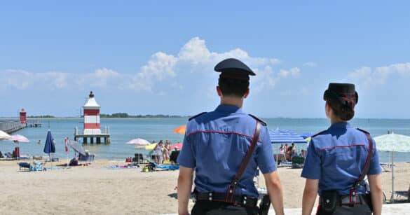 Controlli dei carabinieri tra Lignano e Latisana: denunce per alcol, coltello e droga
