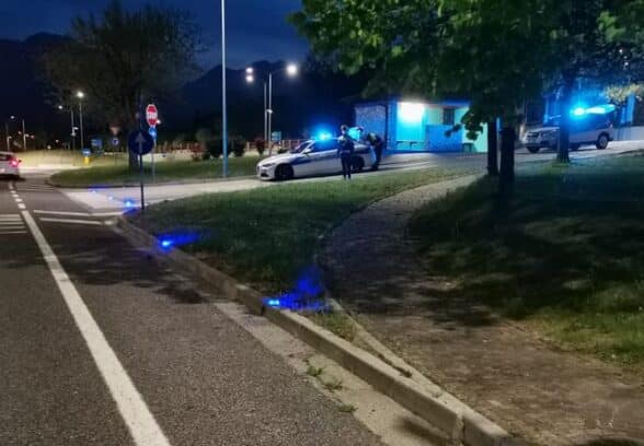 Fuga in moto a Tolmezzo durante un controllo, identificato il conducente