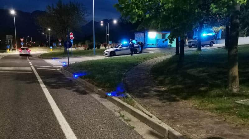Fuga in moto a Tolmezzo durante un controllo, identificato il conducente