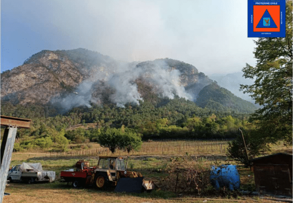 Incendi, nuovo fronte a Chiusaforte. Canadair ancora in azione sull’Amariana