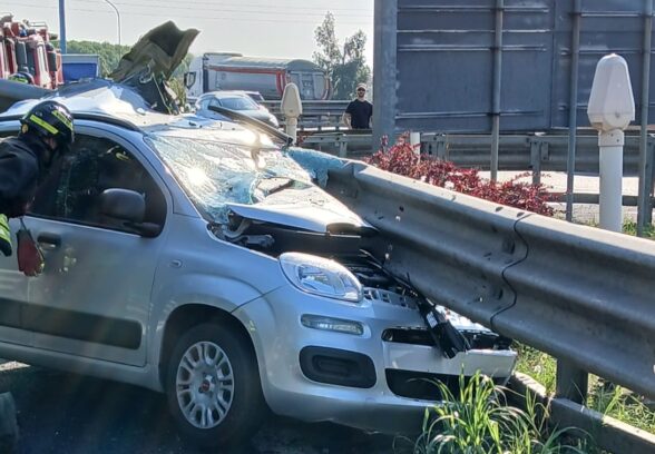 Tragedia in autostrada, auto contro la barriera all’area di servizio: morto il conducente