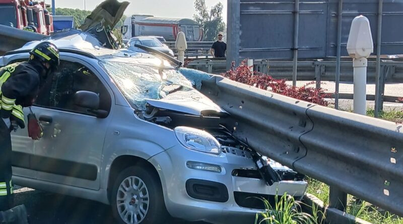 Tragedia in autostrada, auto contro la barriera all’area di servizio: morto il conducente