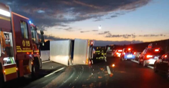 Grave incidente sulla A4 a Pocenia, camion si ribalta: morto il conducente