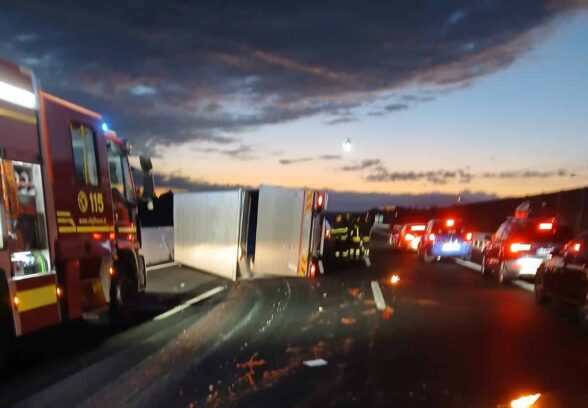 Grave incidente sulla A4 a Pocenia, camion si ribalta: morto il conducente