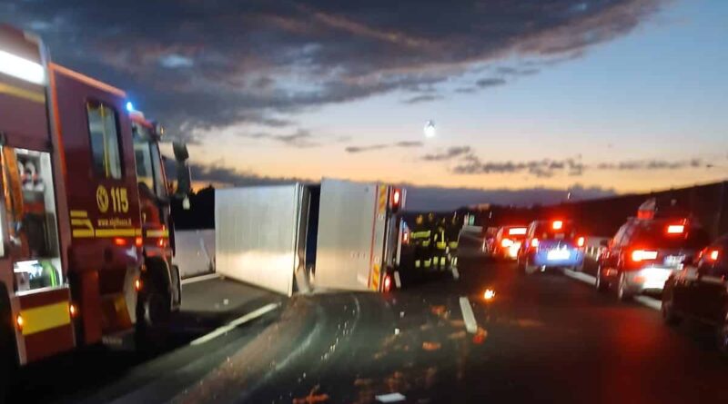 Grave incidente sulla A4 a Pocenia, camion si ribalta: morto il conducente