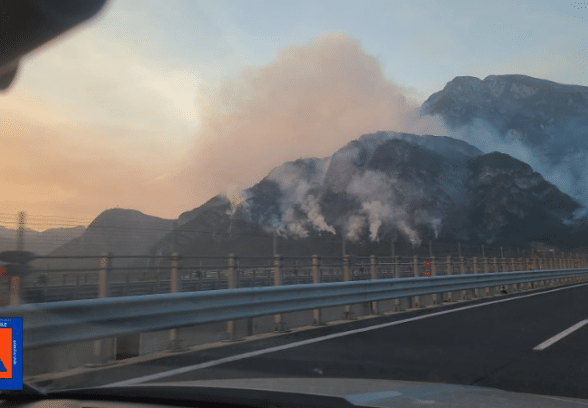 Incendi, le fiamme avanzano ancora sull’Amariana e ha ripreso vigore anche il rogo sul Dobis