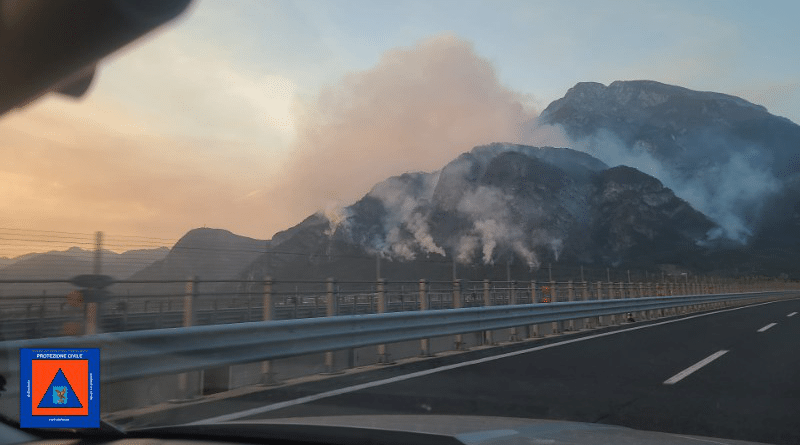Incendi, le fiamme avanzano ancora sull’Amariana e ha ripreso vigore anche il rogo sul Dobis