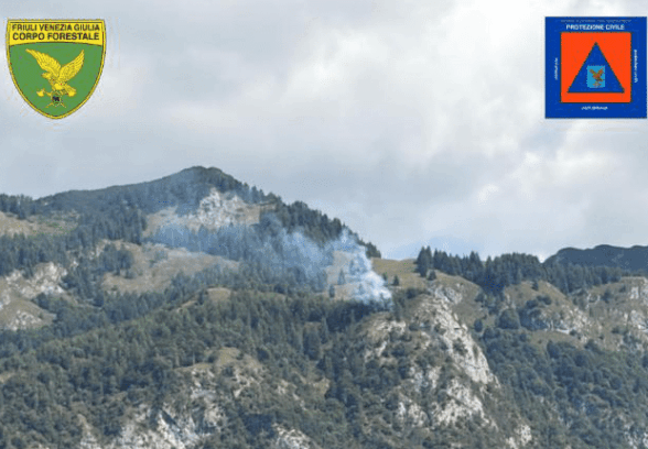 Incendi Fvg, nuovo rogo a Forni di Sotto: sull’Amariana due Canadair e due elicotteri