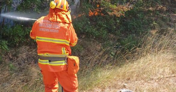 Incendi, ripartono le fiamme a Illegio: strada chiusa. Sull’Amariana ancora Canadair ed elicottero