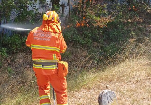 Incendi, ripartono le fiamme a Illegio: strada chiusa. Sull’Amariana ancora Canadair ed elicottero