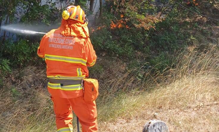 Incendi, ripartono le fiamme a Illegio: strada chiusa. Sull’Amariana ancora Canadair ed elicottero