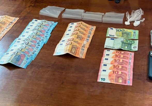 Cocaina in auto con il bilancino e 1000 euro in contanti: denunciato a Tolmezzo un 21enne di Gemona