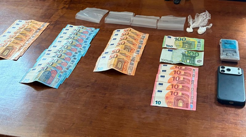 Cocaina in auto con il bilancino e 1000 euro in contanti: denunciato a Tolmezzo un 21enne di Gemona