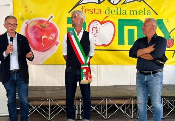 Inaugurata la Festa della Mela di Tolmezzo con il “grazie” a chi ha operato durante gli incendi