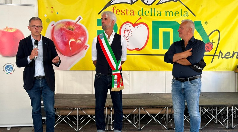 Inaugurata la Festa della Mela di Tolmezzo con il “grazie” a chi ha operato durante gli incendi