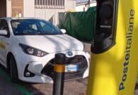 Poste Italiane installa le colonnine di ricarica dei veicoli elettrici anche a Ravascletto, Zuglio e Forni di Sopra