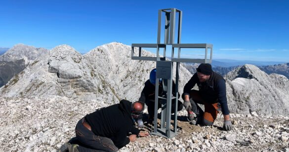 VIDEO – Le croci del Canin tornano a vegliare sulle Alpi Giulie