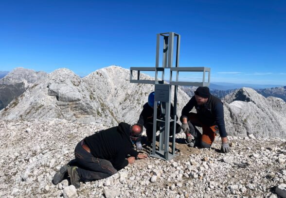 VIDEO – Le croci del Canin tornano a vegliare sulle Alpi Giulie