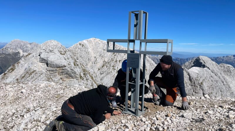 VIDEO – Le croci del Canin tornano a vegliare sulle Alpi Giulie