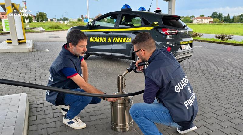 Frode sul carburante agevolato in Friuli: oltre un milione di litri erogati illecitamente, denunciati 4 benzinai
