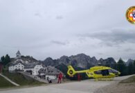 Cade vicino al santuario del Monte Lussari, elitrasportato a Udine