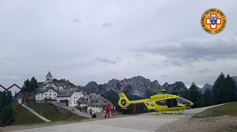 Cade vicino al santuario del Monte Lussari, elitrasportato a Udine