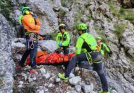 Complicato recupero per un cacciatore precipitato per 30 metri scendendo dal Monte Rest