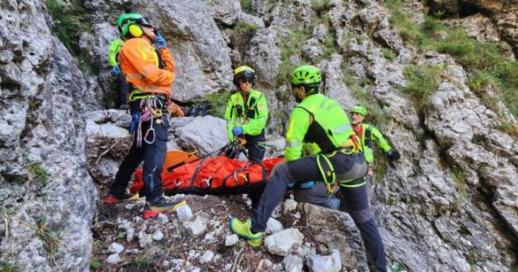 Complicato recupero per un cacciatore precipitato per 30 metri scendendo dal Monte Rest