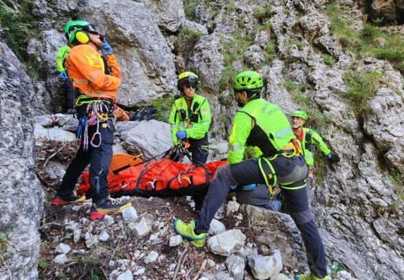 Complicato recupero per un cacciatore precipitato per 30 metri scendendo dal Monte Rest