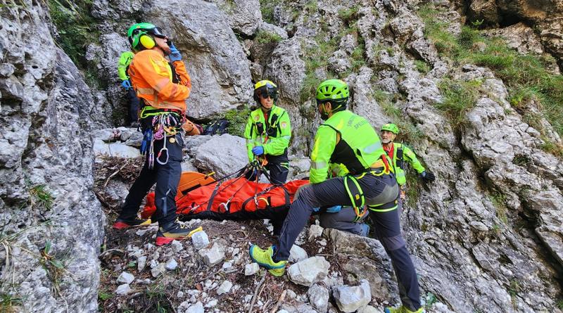 Complicato recupero per un cacciatore precipitato per 30 metri scendendo dal Monte Rest