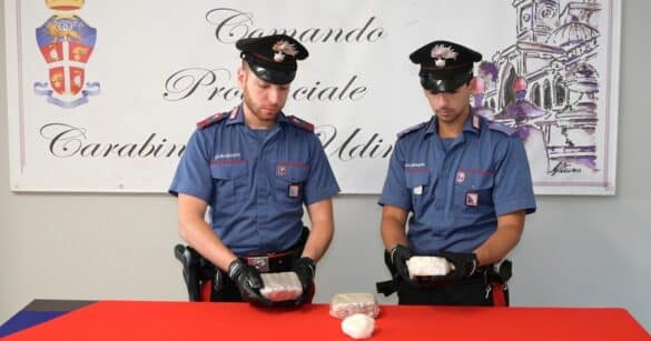 I Carabinieri trovano un chilo e mezzo di droga nascosto tra gli alberi
