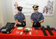 Rumori nella notte in appartamento, il proprietario chiama i carabinieri: arrestati due uomini