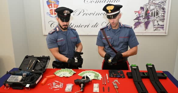 Rumori nella notte in appartamento, il proprietario chiama i carabinieri: arrestati due uomini