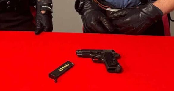 Pistola carica tra i rifiuti, scatta l’allarme nell’impianto di trattamento