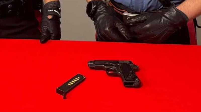 Pistola carica tra i rifiuti, scatta l’allarme nell’impianto di trattamento