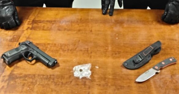 Lite tra due giovani conviventi, scattano perquisizioni e sequestro di armi e droga