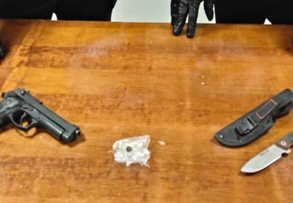 Lite tra due giovani conviventi, scattano perquisizioni e sequestro di armi e droga