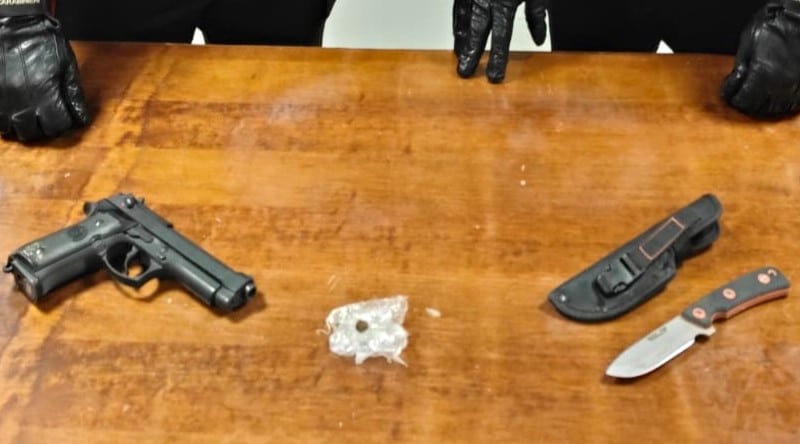 Lite tra due giovani conviventi, scattano perquisizioni e sequestro di armi e droga