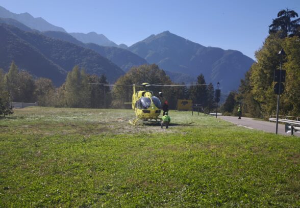 Cade per 15 metri sul Monte Slebe, escursionista recuperato dall’elisoccorso