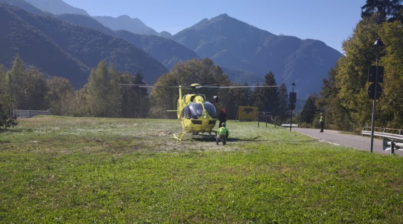 Cade per 15 metri sul Monte Slebe, escursionista recuperato dall’elisoccorso