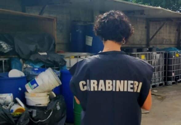 Scarti industriali stoccati all’aperto e scarichi non depurati: sequestro dei Carabinieri, sanzioni per 19.000 euro