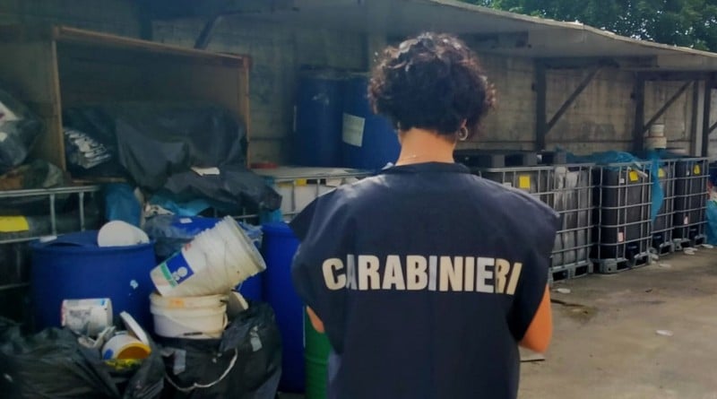 Scarti industriali stoccati all’aperto e scarichi non depurati: sequestro dei Carabinieri, sanzioni per 19.000 euro