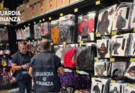 Maschere, travestimenti e trucchi fuori norma per Halloween: la Finanza sequestra 7.500 articoli nell’Udinese